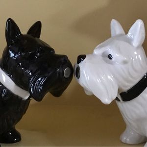 Scottie dogs Kissing dog salt and pepper shakers Black and white